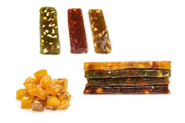 Beyaz arka planda fındıklı geleneksel Türk lezzeti. 