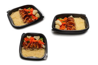 Konteynırda yemek hazır. Teriyaki soslu haşlanmış tavuk, haşlanmış havuç, lahana ve yulaf lapası. Beyaz bir arkaplanda izole edilmiş. 