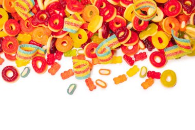 Renkli sakızlı şekerler. Üst Manzara. Jöleli çörekler. Jelibon. Beyaz bir arkaplanda izole edilmiş. 