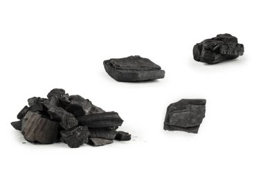 Beyaz arka planda siyah meşe kömürü izole edilmiş. 