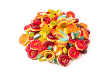 Renkli sakızlı şekerler. Üst Manzara. Jöleli çörekler. Jelibon. Beyaz bir arkaplanda izole edilmiş. 