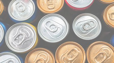 Bir grup alüminyum kutu, soğuk içecek. Üst görünüm.