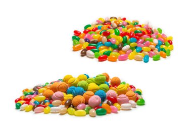 Çeşit çeşit şekerleme. Jöleli tatlılar beyazın üzerinde izole edilmiş. Boşluğu kopyala. 
