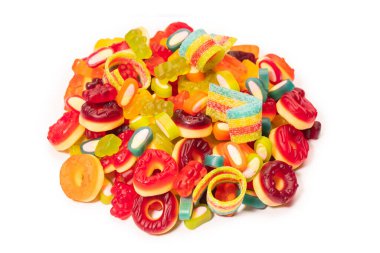 Renkli sakızlı şekerler. Üst Manzara. Jöleli çörekler. Jelibon. Beyaz bir arkaplanda izole edilmiş. 