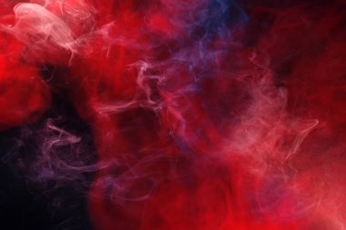 Siyah arka planda mavi ve pembe buhar. Boşluğu kopyala.