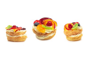 Beyaz üzerine izole edilmiş kremalı ve meyveli kek.. 