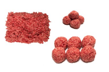 Beyaz arkaplanda çiğ et topları izole.