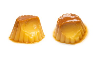 Beyaz arka planda izole edilmiş lezzetli karamel pudingi. Üst görünüm. 