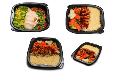 Konteynırda yemek hazır. Teriyaki soslu haşlanmış tavuk, haşlanmış havuç, lahana ve yulaf lapası. Beyaz bir arkaplanda izole edilmiş. 