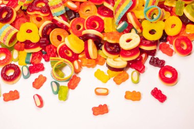 Renkli sakızlı şekerler. Üst Manzara. Jöleli çörekler. Jelibon. Beyaz bir arkaplanda izole edilmiş. 