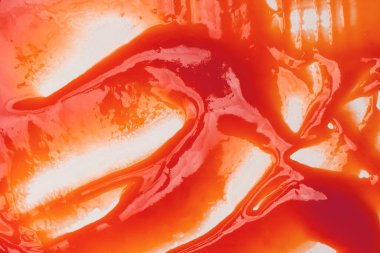 Lezzetli kırmızı sos arka plan olarak sıçrar.