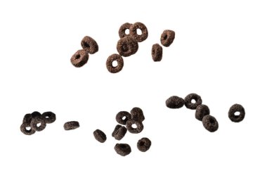 Çikolata halkaları gevrekleri bir kaseye dökülür. Kahvaltıda. Beyaz bir arkaplanda izole edilmiş. 