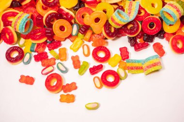 Renkli sakızlı şekerler. Üst Manzara. Jöleli çörekler. Jelibon. Beyaz bir arkaplanda izole edilmiş. 