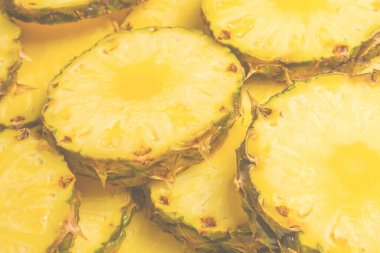 Ananas sulu sarı dilimler arka planda. Üst görünüm.