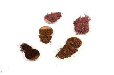 Makyaj malzemeleri. Göz farı ezilmiş palet, beyaz arka planda izole edilmiş renkli göz farı tozu..