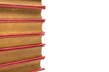 Beyaz bir arka plan üzerinde izole eski kitaplar. 