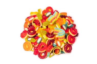 Renkli sakızlı şekerler. Üst Manzara. Jöleli çörekler. Jelibon. Beyaz bir arkaplanda izole edilmiş. 