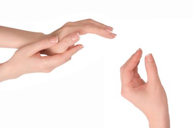 Beyaz arka planda izole edilmiş Fransız manikürlü kadın elleri..