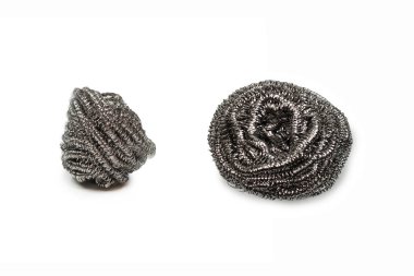 Bulaşık süngeri beyaz arka planda izole edilmiş. Temizleyici, mutfak kazıyıcısı.. 