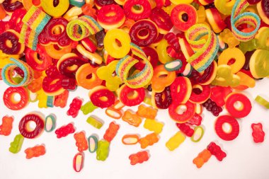 Renkli sakızlı şekerler. Üst Manzara. Jöleli çörekler. Jelibon. Beyaz bir arkaplanda izole edilmiş. 