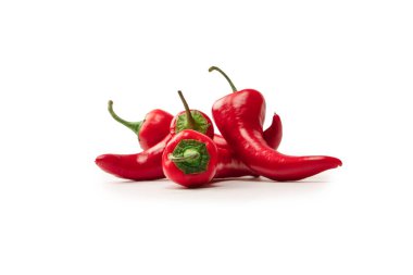 Kırmızı kırmızı kırmızı biber beyaz arkaplanda izole edilmiş.. 
