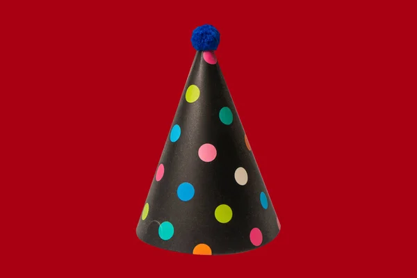 Heldere Kleurrijke Verjaardagskap Geïsoleerd Een Rode Achtergrond Feestdagen Cocept — Stockfoto