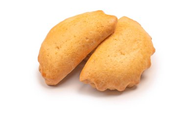 Beyaz arka planda izole edilmiş süzme peynirli tatlı hamur işi.