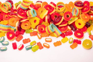 Renkli sakızlı şekerler. Üst Manzara. Jöleli çörekler. Jelibon. Beyaz bir arkaplanda izole edilmiş. 