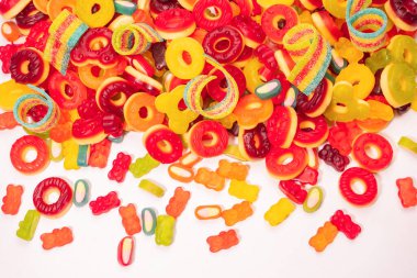 Renkli sakızlı şekerler. Üst Manzara. Jöleli çörekler. Jelibon. Beyaz bir arkaplanda izole edilmiş. 