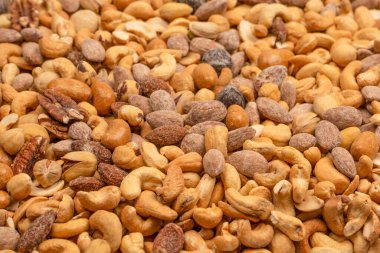 Lezzetli tuzlu fındık karışımı. Bir grup badem, fıstık, ceviz, macadamia, kaju..