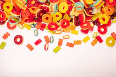 Renkli sakızlı şekerler. Üst Manzara. Jöleli çörekler. Jelibon. Beyaz bir arkaplanda izole edilmiş. 