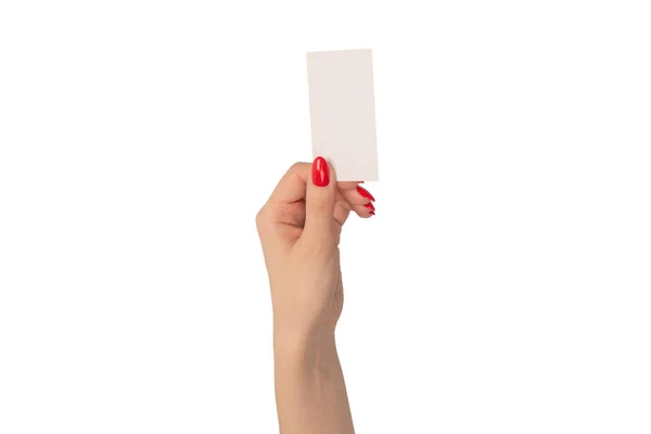 空卡片在女人的手上用红色的钉子隔离在白色的背景上 复制空间 — 图库照片