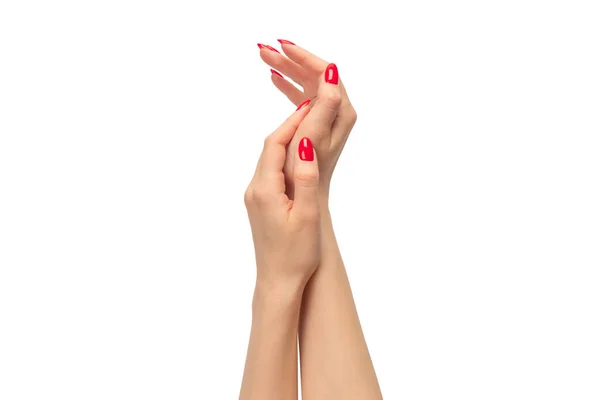 白い背景に赤い爪を持つ女性の手 赤爪磨き — ストック写真