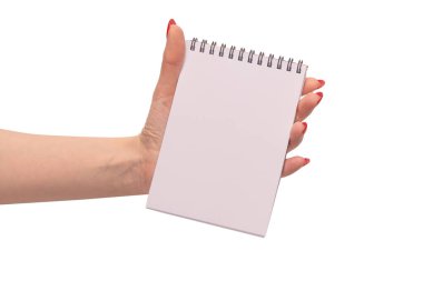 Kırmızı tırnaklı kadınların elinde boş beyaz kağıt olan bir defter. Boşluğu kopyala. 