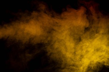 Siyah arka planda turuncu ve kırmızı buhar. Boşluğu kopyala.