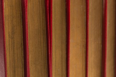 Beyaz bir arka plan üzerinde izole eski kitaplar. 