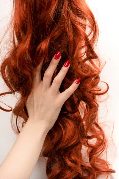 Rood Krullend Haar Vrouw Handen Met Rode Nagels Een Witte — Stockfoto