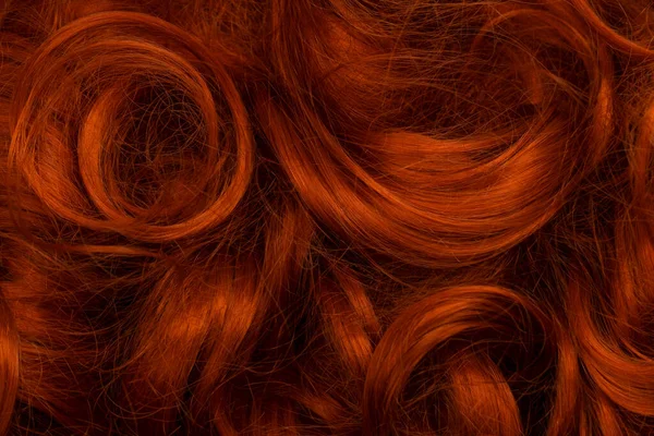 머리를 배경으로 곱슬머리붉은 — 스톡 사진