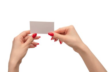 Beyaz arka planda kırmızı tırnaklı boş bir kart. Boşluğu kopyala. 