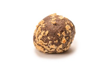 Beyaz arka planda izole edilmiş çikolatalı pasta. Üst görünüm. 