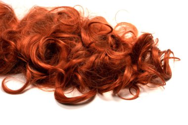 Beyaz arka planda izole edilmiş kızıl saçlı. Kıvırcık kızıl saçlar.  