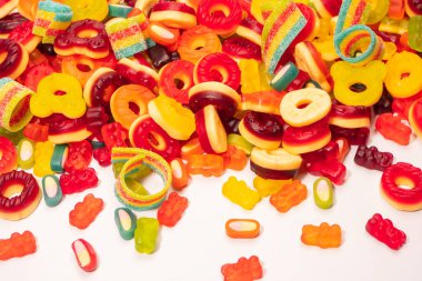 Renkli sakızlı şekerler. Üst Manzara. Jöleli çörekler. Jelibon. Beyaz bir arkaplanda izole edilmiş. 