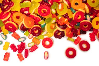 Renkli sakızlı şekerler. Üst Manzara. Jöleli çörekler. Jelibon. Beyaz bir arkaplanda izole edilmiş. 