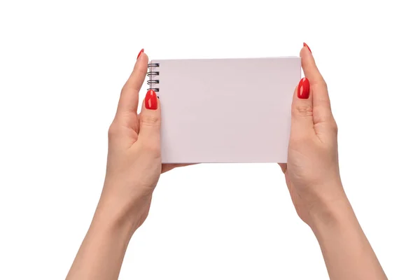 一个笔记本 上面有空白的白纸 手里拿着红钉子的女人 复制空间 — 图库照片