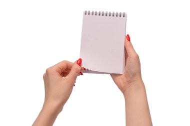 Kırmızı tırnaklı kadınların elinde boş beyaz kağıt olan bir defter. Boşluğu kopyala. 