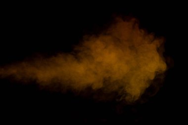 Siyah arka planda turuncu ve kırmızı buhar. Boşluğu kopyala.