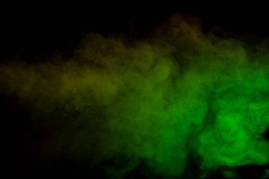 Siyah arka planda kırmızı ve yeşil buhar. Boşluğu kopyala.