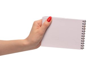 Kırmızı tırnaklı kadınların elinde boş beyaz kağıt olan bir defter. Boşluğu kopyala. 