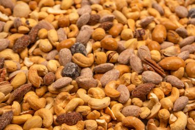 Lezzetli tuzlu fındık karışımı. Bir grup badem, fıstık, ceviz, macadamia, kaju..