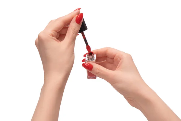 红色液体唇膏在妇女的手与红色指甲隔离在白色的背景 复制空间 — 图库照片